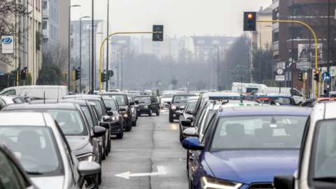 Mobilità: all’auto non si rinuncia. Gli italiani i più affezionati al mezzo privato per spostarsi in città