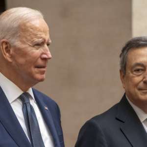 Draghi da Biden, la guerra al centro ma Macron avverte: “Non si fa la pace umiliando la Russia”