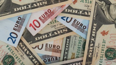 Der Euro auf dem niedrigsten Stand seit 20 Jahren gegenüber dem Dollar, aber die Börsen sprudeln: Saipem fliegt nach Mailand und Unipol bricht zusammen