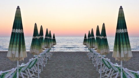 Estate 2023: meno italiani in vacanza. Clima, prezzi, inflazione tra le cause delle assenze da Nord a Sud. I primi dati