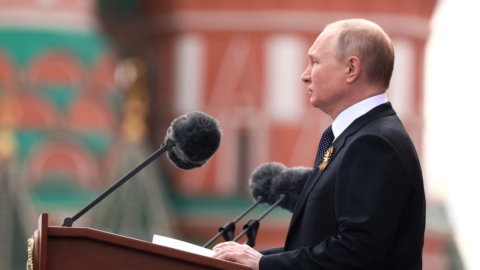 Il discorso del 9 maggio di Putin: “Evitare una guerra globale”. Il grande annuncio non c’è e neanche il nucleare