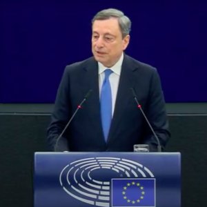 Draghi zur EU: „Lassen Sie uns die Verträge überprüfen, die Vetos überwinden“. Zur Ukraine: "Verpflichtet zu einer diplomatischen Lösung"