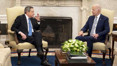 Draghi a Biden: “Putin non ci dividerà, ma la gente vuol sapere cosa possiamo fare per la pace”