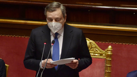 Draghi al Senato: “Portare Mosca al tavolo dei negoziati, ma sarà Kiev a decidere quale pace accettare”