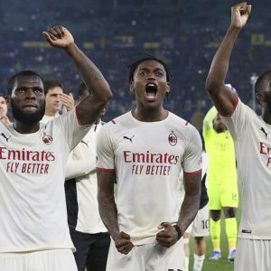 Milan menghilangkan tabu Verona dan kembali memimpin: Scudetto hanya berjarak 4 poin dari 2 pertandingan