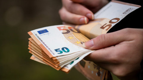 Bce: le banche restringono ancora i criteri di concessione dei prestiti in aprile