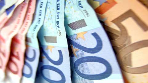 Borse ultime notizie: l’Italia rallenta ma Piazza Affari sale con le trimestrali bancarie. Decolla Leonardo