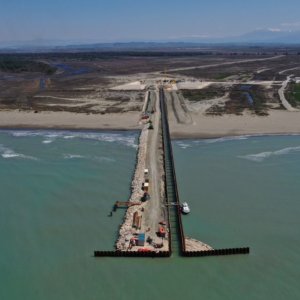 Musluk boru hattı: deniz ortamını korumak için Puglia'daki San Foca sularına yapılar inşa edildi