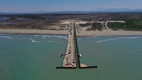 Musluk boru hattı: deniz ortamını korumak için Puglia'daki San Foca sularına yapılar inşa edildi