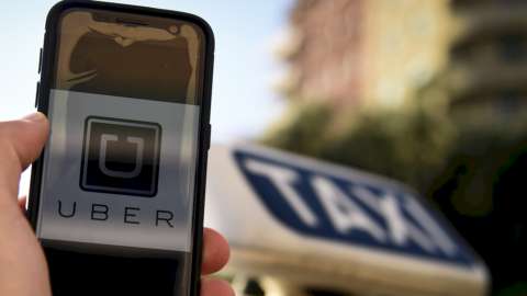 Uber e Taxi: a Roma firmato a sorpresa un accordo che porterà le auto bianche nella app americana