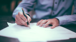 Contratti collettivi: uomo che firma