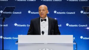 Claudio Descalzi premiato all'Atlantic Council di Washington