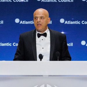 Descalzi (Eni) premiato dall’Atlantic Council per il suo ruolo nel settore energetico e internazionale