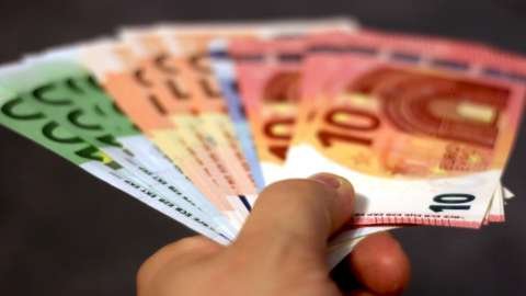 Rinnovo contratto statali, c’è il via libera: aumento medio da 105 euro più una buona dose di arretrati