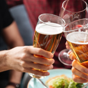 Osservatorio Birra: in Italia è regina della socialità e nei consumi batte vino e cocktail. Boom delle artigianali