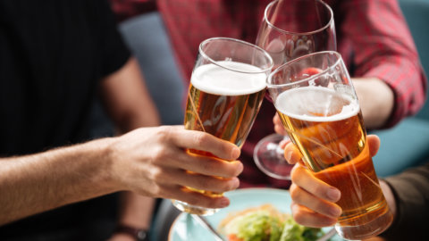 Osservatorio Birra: in Italia è regina della socialità e nei consumi batte vino e cocktail. Boom delle artigianali