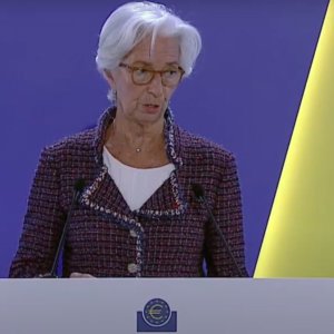 Lagarde a Sintra: “Inflazione troppo alta, acceleriamo sullo scudo anti-spread”. E le Borse ampliano i rialzi