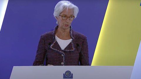 Lagarde a Sintra: “Inflazione troppo alta, acceleriamo sullo scudo anti-spread”. E le Borse ampliano i rialzi