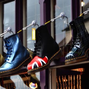 Dr. Martens, as botas estão vendendo como bolos quentes: lucros +422% e forte crescimento nas receitas. Em Londres o título entra em órbita