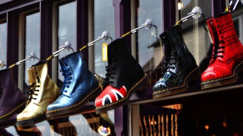 डॉ. मार्टेंस, जूते गर्म केक की तरह बिक रहे हैं: मुनाफा +422% और राजस्व में मजबूत वृद्धि। लंदन में शीर्षक कक्षा में जाता है