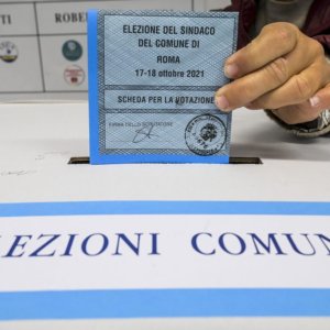Elezioni amministrative: il centrosinistra difende Brescia, ballottaggi in vista per Ancona, Siena e Massa