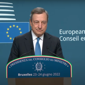 Draghi a Bruxelles: “Allargamento Ue passaggio storico. Adesione meno burocratica. Price cap a ottobre”