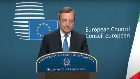 Draghi a Bruxelles: “Allargamento Ue passaggio storico. Adesione meno burocratica. Price cap a ottobre”
