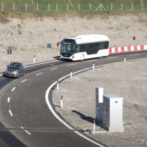 Ricarica a induzione per le auto elettriche: al via il progetto “Arena del Futuro” di A35 Brebemi