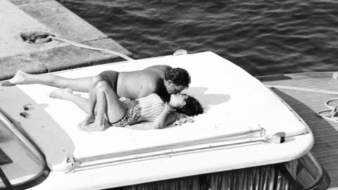 Richard Burton and Elizabeth Taylor: their kiss becomes NFT video, at auction on June 18th