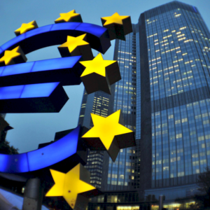 Bce studia un rialzo tassi di 50 punti e l’euro recupera. La Borsa guarda a Draghi, lo spread è sotto controllo