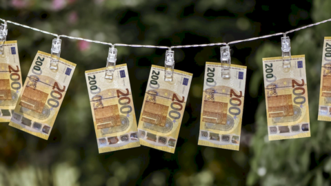 bonus 200 euro: banconote appese