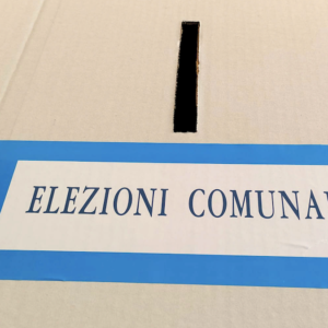 Elections municipales 2022 : le centre-gauche conquiert les villes cruciales de Vérone et Parme, mais abstention record