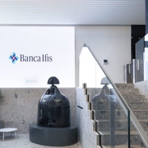 Banca Ifis: مقر جديد في ميلانو بجدار أخضر بمساحة 260 م 50. مبنى تاريخي مُعاد تطويره من خمسينيات القرن الماضي