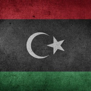 Libia, la crisi divampa e si ripercuote sul settore energetico: i blocchi ai pozzi fanno impennare il petrolio