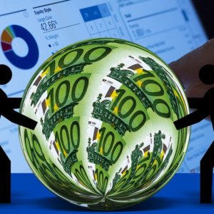Borsa chiusura 17 ottobre: la Bce scalda i listini azionari d’Europa. Milano oltre quota 35 mila con Poste che vola. Spread sotto 120