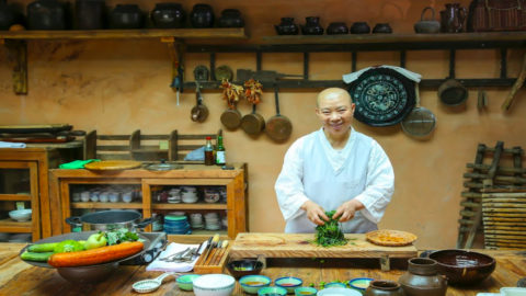 Siapa Jeong Kwan: ​​​​masakan kuil koki Buddha tiba di Italia untuk bersaing dengan koki terhebat dunia