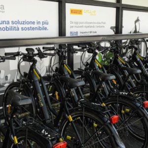 Partajarea de biciclete electronice corporative este aici: Terna alege biciclete Pirelli pentru angajații săi din opt birouri