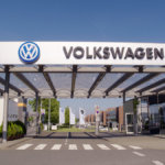 Borsa oggi 25 luglio: l’incertezza dazi pesa sull’Europa. Soffre l’auto dopo i conti di Volkswagen, a Milano giù Iveco e Pirelli – DIRETTA
