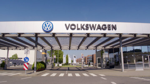 Volkswagen, il titolo in rosso a Francoforte dopo il ribaltone al vertice del colosso automobilistico