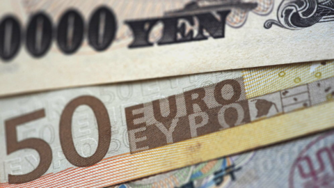Borsa, cautela dopo la riscossa: pesa l’euro debole. Asia in rialzo nonostante l’attentato Abe