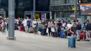 L’aeroporto di Londra Heathrow nel caos