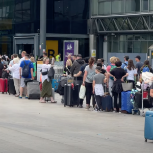 Caos voli, l’aeroporto di Londra Heathrow a numero chiuso e blocca la vendita dei biglietti per l’estate