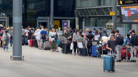 Caos voli, l’aeroporto di Londra Heathrow a numero chiuso e blocca la vendita dei biglietti per l’estate