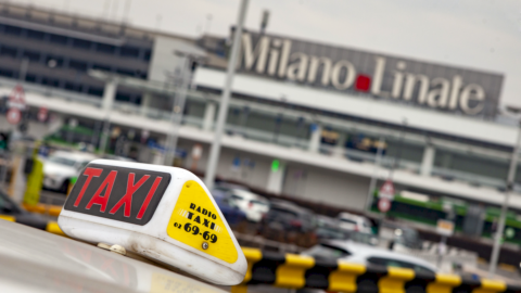 Taxi: su licenze, attese, Pos ora indaga l’Antitrust. Troppi disagi per i clienti a Roma, Milano e Napoli