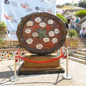 Pizza napoletana patrimonio Unesco: un monumento all’ingresso del Porto di Napoli