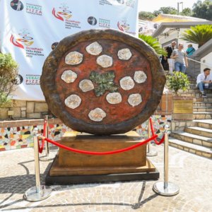 Pizza napolitana Patrimônio da Unesco: um monumento na entrada do porto de Nápoles