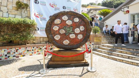 Neapolitan pizza Unesco heritage: sebuah monumen di pintu masuk Pelabuhan Napoli