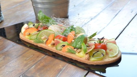 Nueva pastelería vegana: la tarta con albahaca y guindilla del chef Maurizio De Pasquale