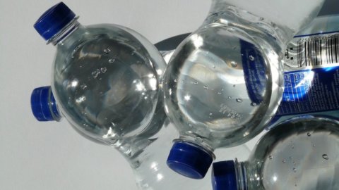 Tappi attaccati a bottiglie, ora obbligatori contro le tonnellate di rifiuti di plastica. Ma le  aziende: costi superiori ai benefici