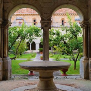 Manastırlar mahzenlerini sunar, Fossanova'da tarih yazan keşişlerin şaraplarını sunar.